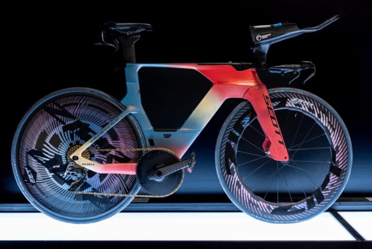 Sebastian Kienle ukončil kariéru a vylosoval kolo "Discontinued" pro World Bicycle Relief