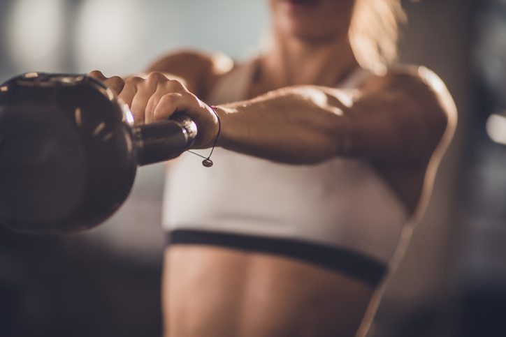 žena provádějící švih s kettlebell