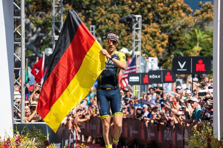 Bývalý mistr světa Ironman při prvním závodě na šotolině narazil do auta