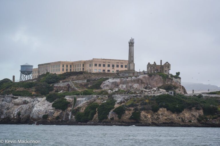 Skok z lodi do vody o teplotě 55 stupňů? To musí být triatlon Útěk z Alcatrazu.