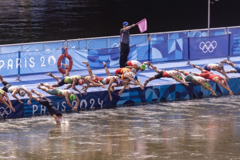 Skvělý den pro tento sport. Fotografie z olympijského triatlonu mužů